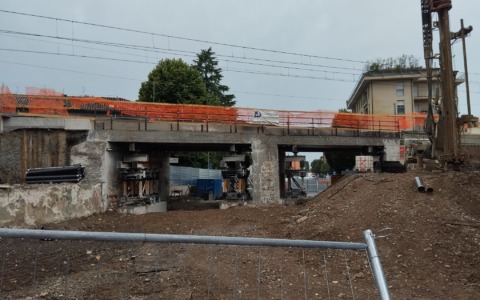 La rassegnazione al di là del muro di via San Bernardino a Bergamo: «Non ci crediamo più»