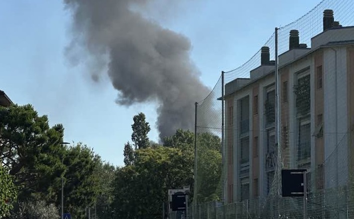 Auto in fiamme in via Spino, colonna di fumo visibile da chilometri di distanza