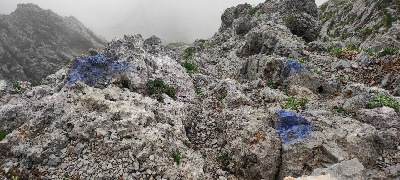 Presolana occidentale, la via normale imbrattata con decine di bolli colorati con vernice