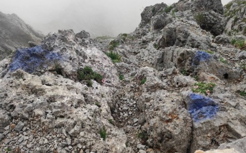 Presolana occidentale, la via normale imbrattata con decine di bolli colorati con vernice