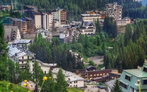 Un uomo di 52 anni è stato trovato senza vita in piazzale degli Alberghi a Foppolo