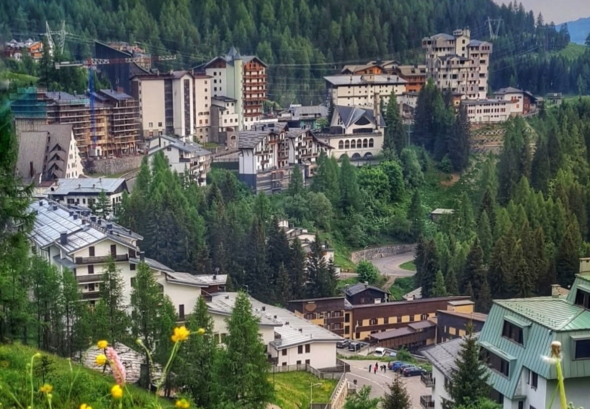 Un uomo di 52 anni è stato trovato senza vita in piazzale degli Alberghi a Foppolo