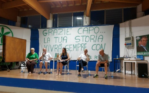 C’era una volta la Lega in Bergamasca: le folle di Umberto Bossi hanno lasciato le sedie vuote