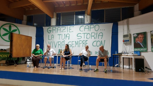 C’era una volta la Lega in Bergamasca: le folle di Umberto Bossi hanno lasciato le sedie vuote