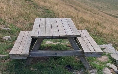 Monte Linzone, riparato il tavolo vandalizzato: gli alpini intervengono in poche ore