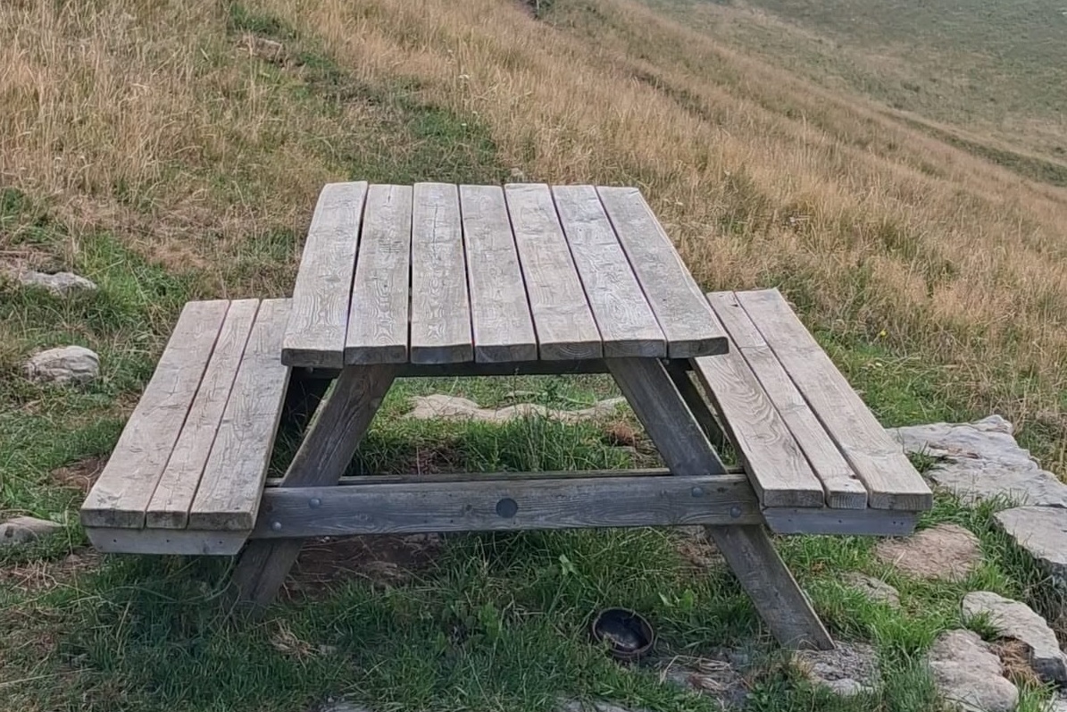 Monte Linzone, riparato il tavolo vandalizzato: gli alpini intervengono in poche ore