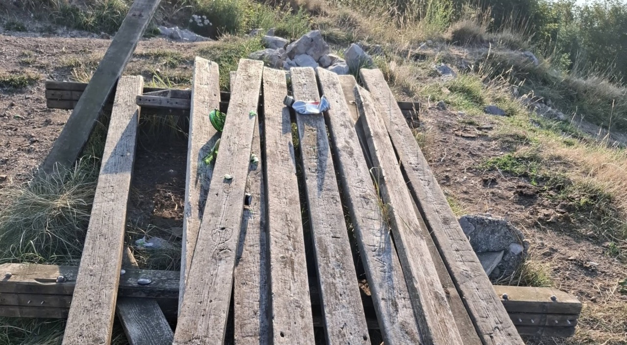 Monte Linzone, il tavolo vandalizzato non è stato ancora riparato: la precisazione