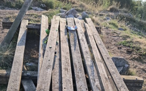 Monte Linzone, il tavolo vandalizzato non è stato ancora riparato: la precisazione
