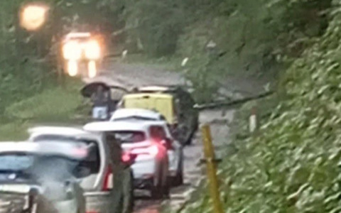 Alberi sulla carreggiata ad Algua, viabilità ripristinata dopo l’intervento dei soccorsi