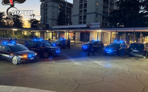 Carabinieri in azione nella Bassa: sanzionate due sale slot e identificate 46 persone