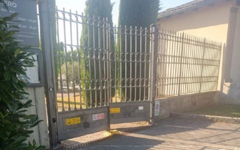 Ladri in azione al cimitero di Calcinate: via il rame da quattro cappelle