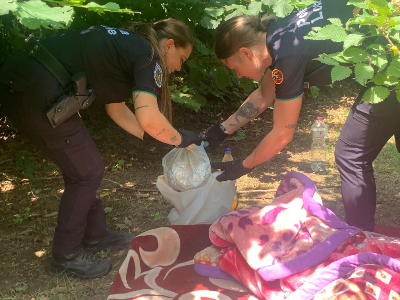 Accampamento abusivo nel parco a Cividate, un uomo si butta nel canale per fuggire ai controlli