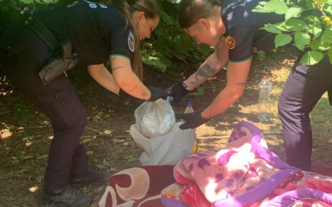 Accampamento abusivo nel parco a Cividate, un uomo si butta nel canale per fuggire ai controlli