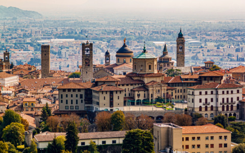 Visitare Bergamo in gruppo: come muoversi tra Città Alta, laghi e valli