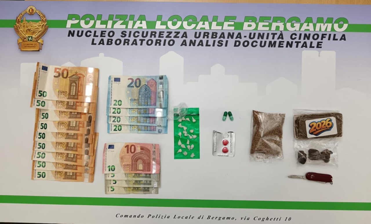 Spaccio in piazzale Alpini: arrestato con droga e contanti