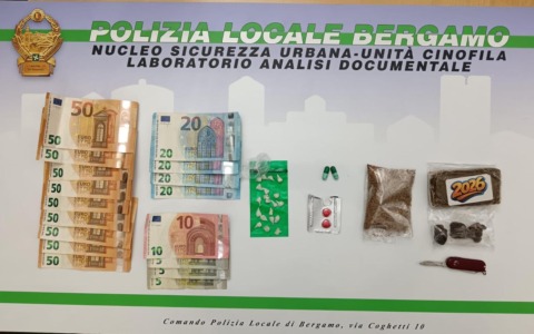Spaccio in piazzale Alpini: arrestato con droga e contanti