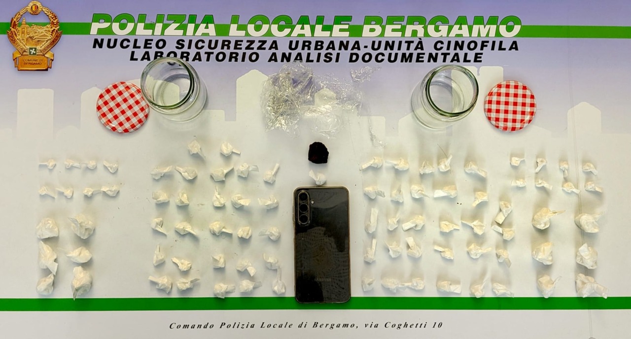 Accelera per sfuggire al controllo, in auto aveva 84 dosi di cocaina: arrestato 35enne in via Correnti