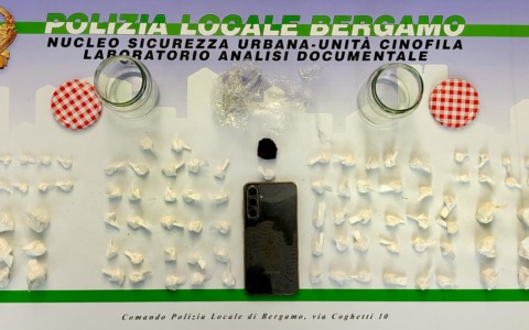 Accelera per sfuggire al controllo, in auto aveva 84 dosi di cocaina: arrestato 35enne in via Correnti