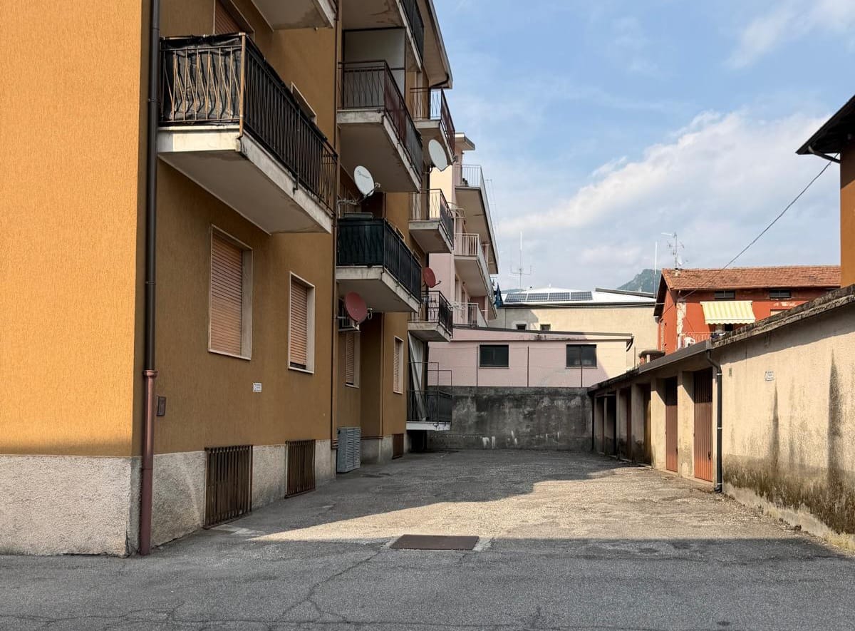 Aggredisce l’ex compagna di fronte alla Caserma dei carabinieri di Gandino, si ferisce cadendo dal balcone