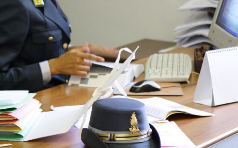 Ex dipendente Inps inseriva contributi fittizi e si intascava i soldi: smantellata frode sulle pensioni a Bergamo
