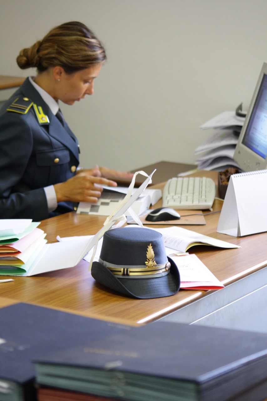 Ex dipendente Inps inseriva contributi fittizi e si intascava i soldi: smantellata frode sulle pensioni a Bergamo