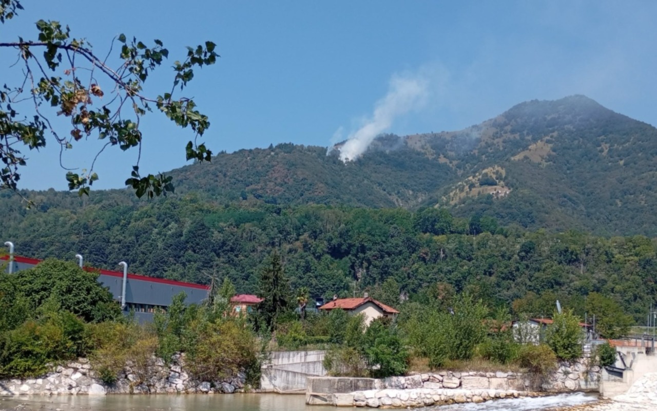 Incendio sul Monte Cereto: visto del fumo sul versante di Nembro