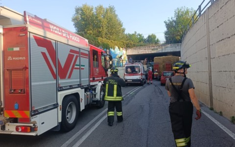 Balle di fieno in strada: incidente nel sottopassaggio a Romano