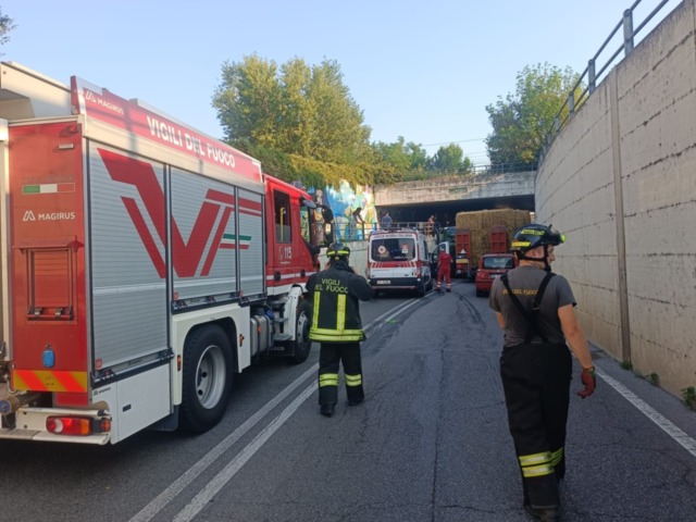 Balle di fieno in strada: incidente nel sottopassaggio a Romano