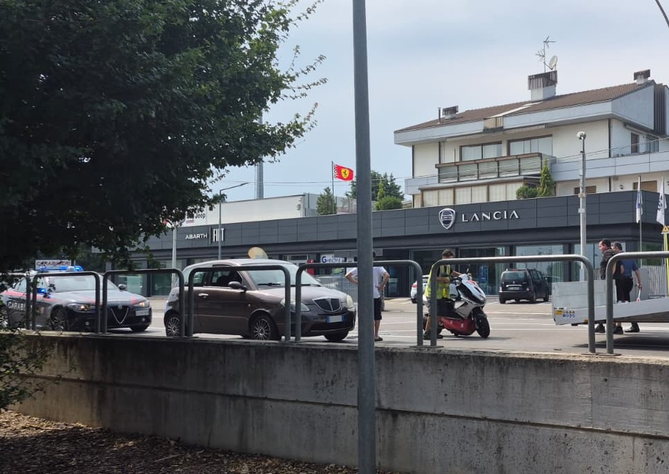 Auto contro scooter a Calusco d’Adda: centauro finisce in ospedale