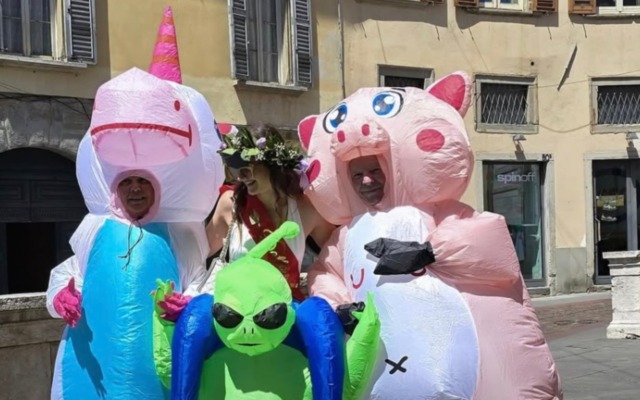 Bergamo, studentessa festeggia la laurea vestita da aliena: ma la “sorpresa” dei suoceri spopola sul web