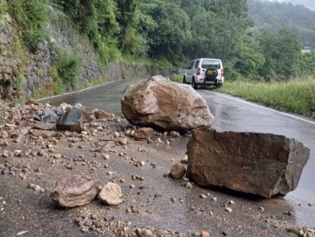 Violenta ondata di maltempo in Val Brembana e Val Seriana: frane, viabilità in tilt e interruzioni di corrente