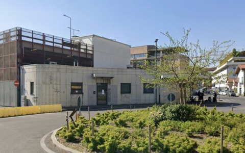 Crea il panico con una spranga: giovane arrestato in via Bono