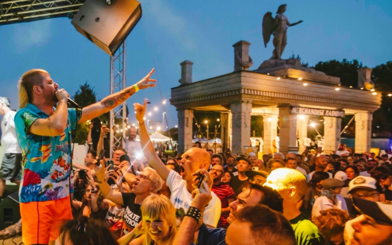 Il gran ritorno del Punk Rock Raduno a Bergamo, che conquista pure scuole e aeroporto