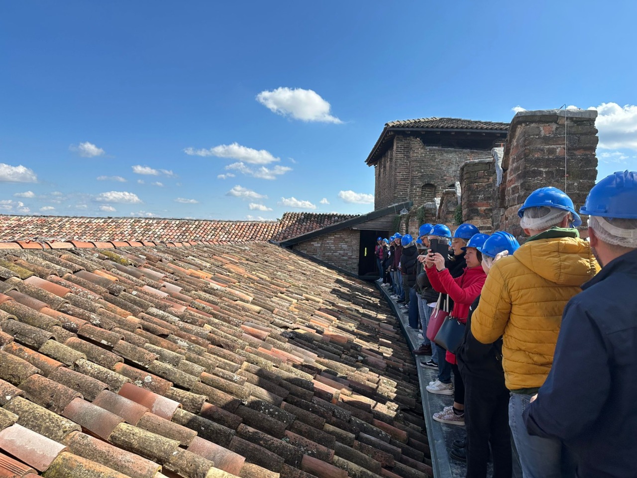 Quando il Medioevo si accende di sera: castelli e borghi della Bassa aprono le porte tra misteri, spettacoli e visite a lume di candela