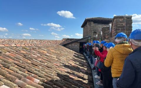 Quando il Medioevo si accende di sera: castelli e borghi della Bassa aprono le porte tra misteri, spettacoli e visite a lume di candela