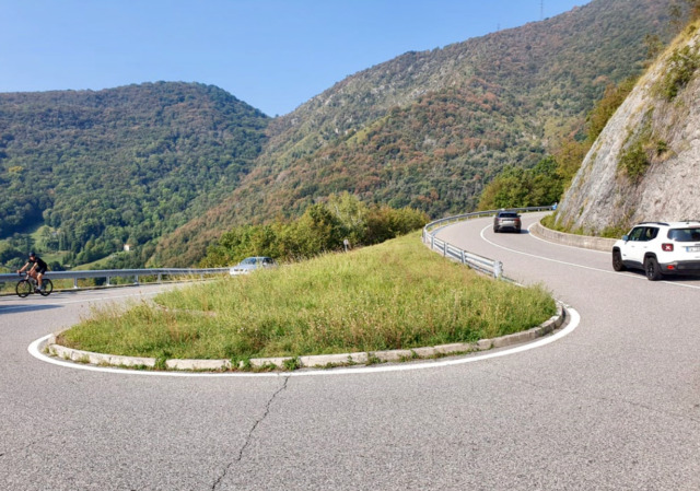 Corse abusive notturne sui tornanti della Nembro-Selvino: «Viviamo nella paura»