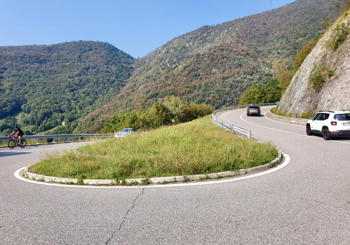 Corse abusive notturne sui tornanti della Nembro-Selvino: «Viviamo nella paura»