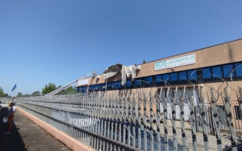 Il forte vento ha strappato il tetto di una cartiera a Calcinate e lo ha spedito sulle aziende vicine
