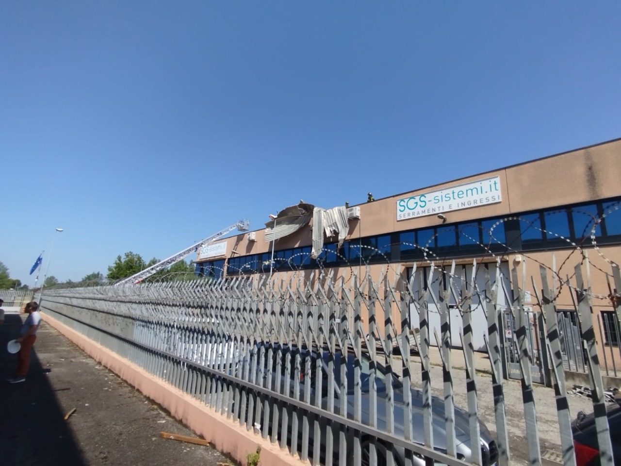 Il forte vento ha strappato il tetto di una cartiera a Calcinate e lo ha spedito sulle aziende vicine