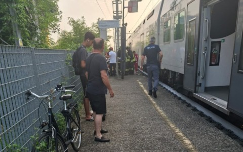 Resta incastrato nelle porte del treno e viene trascinato per metri: grave incidente a Treviglio Ovest