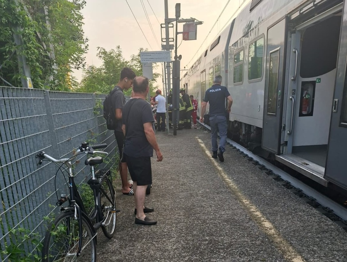 Resta incastrato nelle porte del treno e viene trascinato per metri: grave incidente a Treviglio Ovest