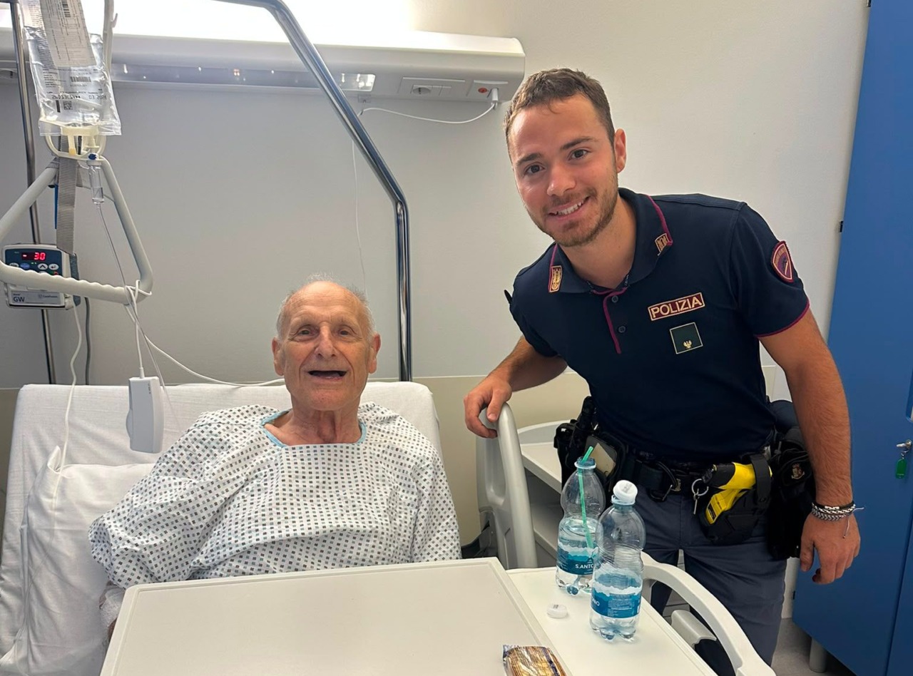 Uomo di 92 anni colto da malore in via Maj, gli agenti della polizia di Stato gli salvano la vita