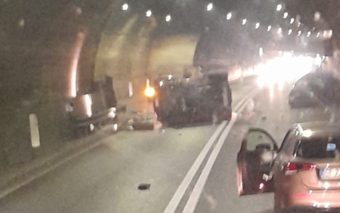 Scontro frontale nella galleria Montenegrone, traffico in tilt sulla statale 671