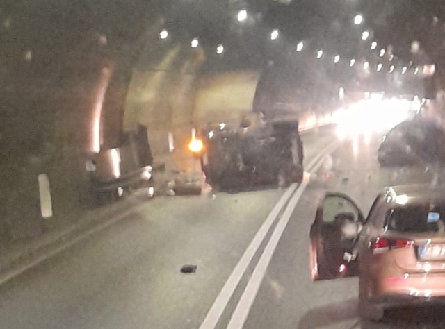 Scontro frontale nella galleria Montenegrone, traffico in tilt sulla statale 671