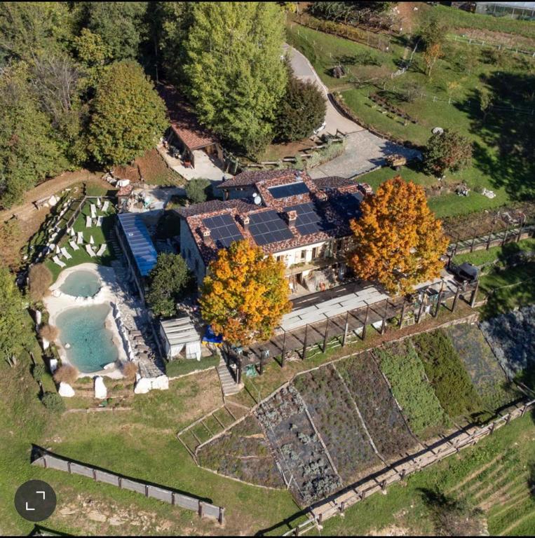 Fanno irruzione nell’agriturismo Cà Fenile di Alzano e picchiano il titolare: bottino da 50 mila euro