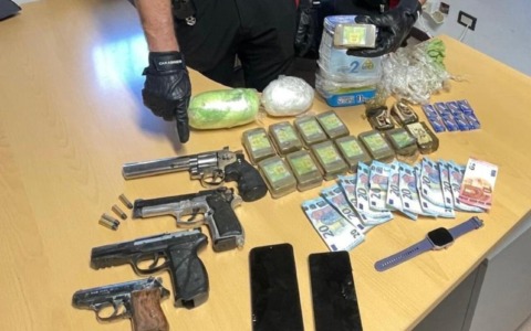 Un incidente stradale porta alla scoperta di quasi tre chili di droga e diverse armi: arrestato un trentenne