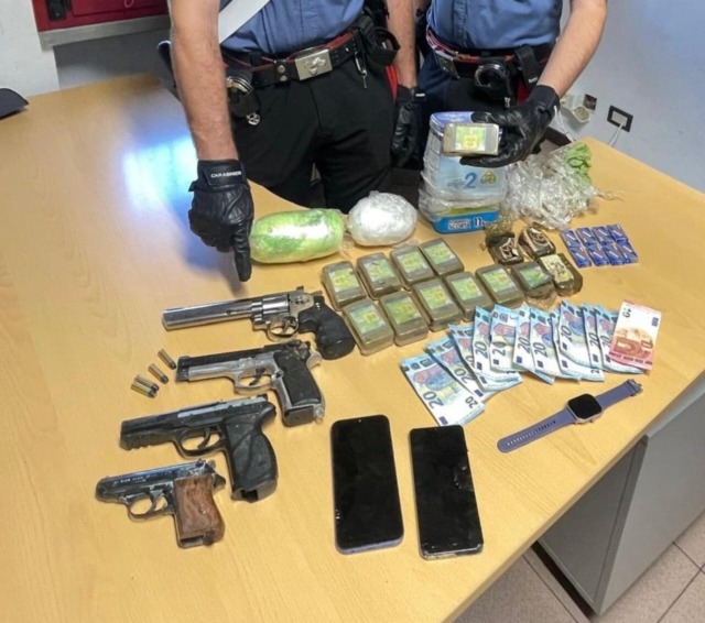 Un incidente stradale porta alla scoperta di quasi tre chili di droga e diverse armi: arrestato un trentenne