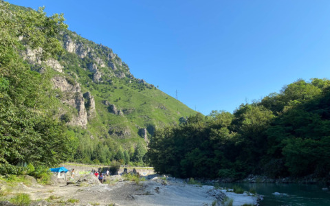 Sosta selvaggia al “Coston Beach” di Casnigo: nuovi controlli, tra multe e rimozioni