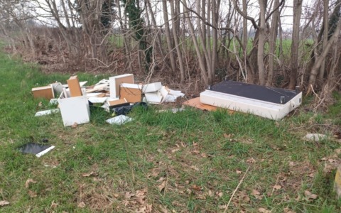Abbandona un’intera cucina nei campi di Treviglio, incastrato da un foglio: maxi multa da 4.500 euro e denuncia