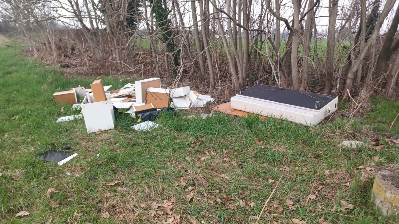Abbandona un’intera cucina nei campi di Treviglio, incastrato da un foglio: maxi multa da 4.500 euro e denuncia